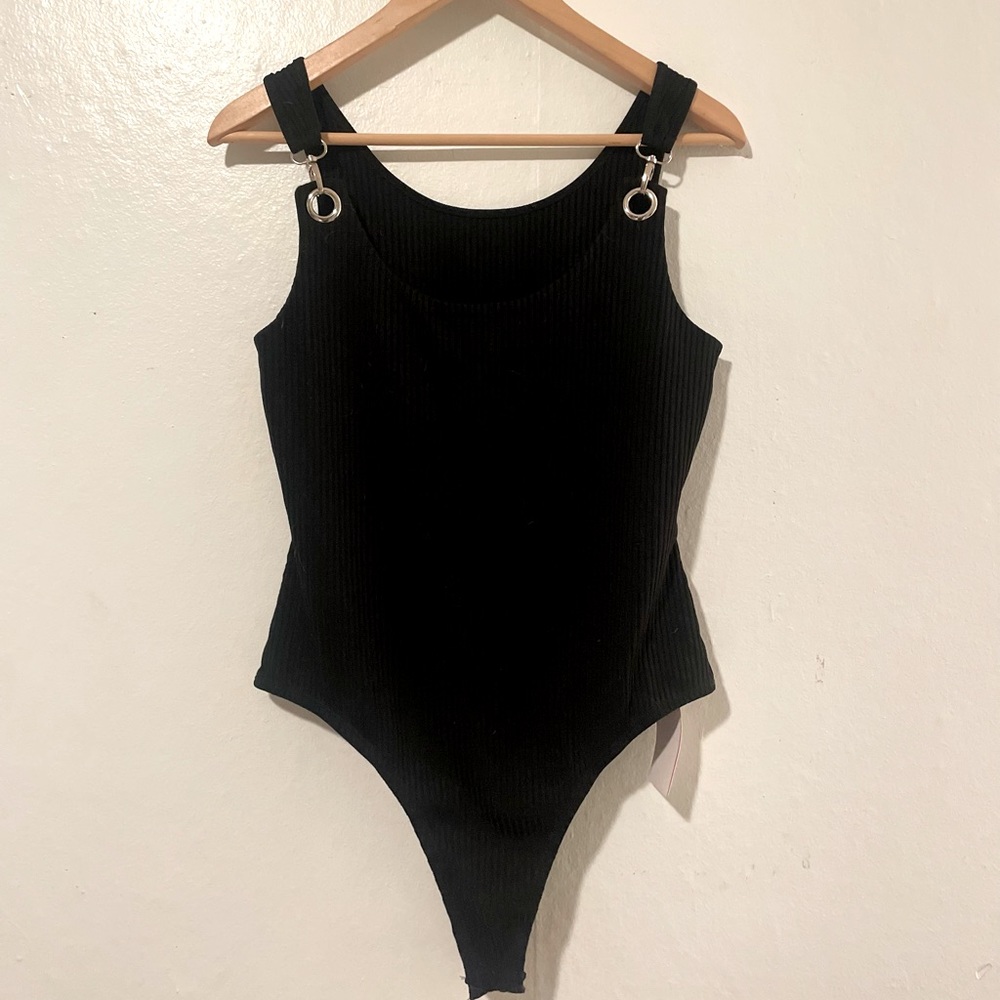 Sleevless bodysuit with clip chain straps